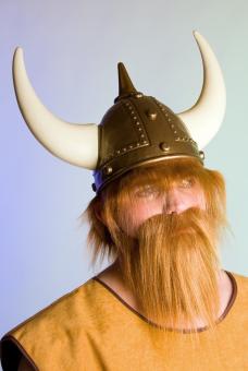 Casque viking avec cornes et cheveux 